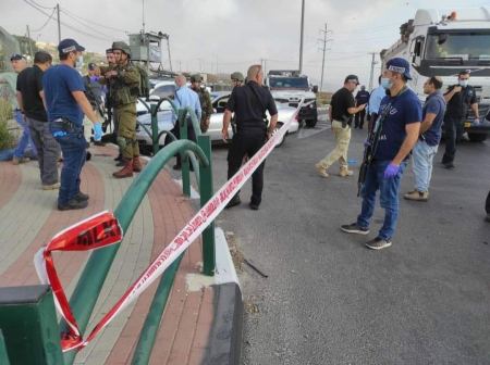 بزعم تنفيذ عملية دهس : اصابة شاب فلسطيني برصاص الاحتلال على حاجز زعترة 